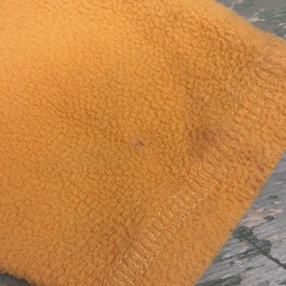 Hawkeyes Colosseum gold fleece sweatshirt size 5. - Picture 6 of 9